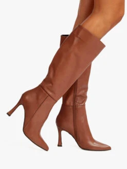 Stivali In Pelle A Punta Con Tacco - Cuoio